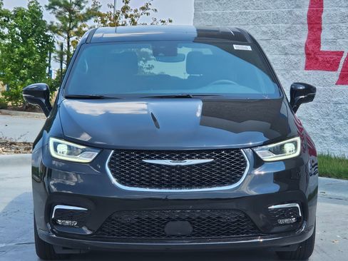 New 2026 Chrysler Pacifica Select image 2