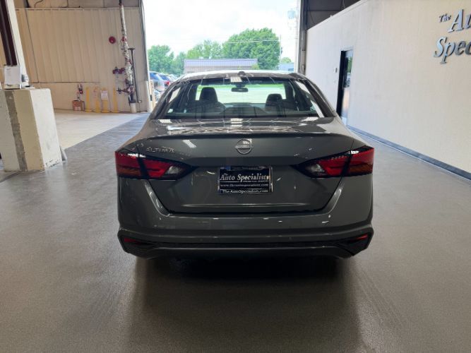 Used 2025 Nissan Altima 2.5 SV FWD image 3