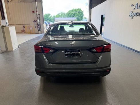 Used 2025 Nissan Altima 2.5 SV FWD image 3
