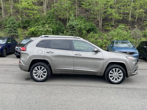 Used 2016 Jeep Cherokee Overland AWD/4WD image 6