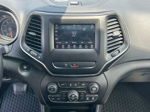 Used 2019 Jeep Cherokee Latitude Plus w/ Comfort/Convenience Group AWD/4WD image 14