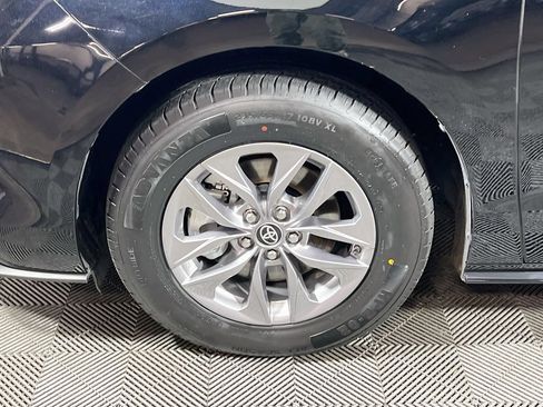 Certified 2025 Toyota Sienna LE FWD image 27