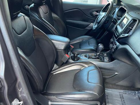 Used 2019 Jeep Cherokee Latitude Plus w/ Comfort/Convenience Group AWD/4WD image 17