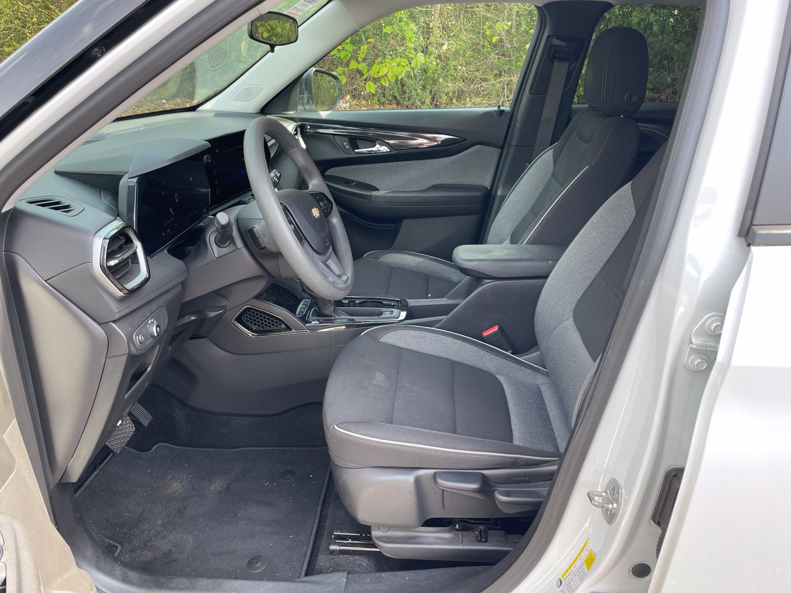 Used 2025 Chevrolet TrailBlazer LS w/ LS Convenience Package FWD image 11