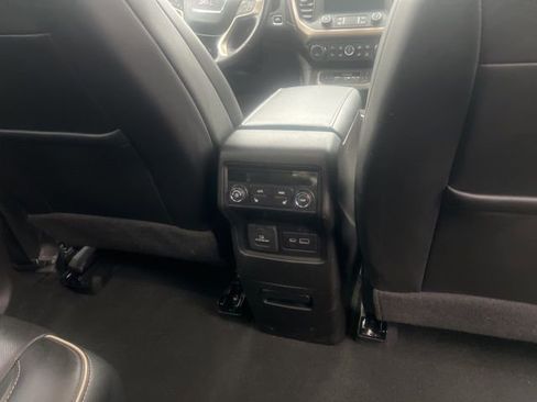 Used 2022 GMC Acadia Denali w/ Denali Technology Package image 10