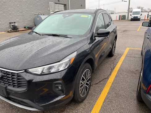 Used 2025 Ford Escape SE image 4