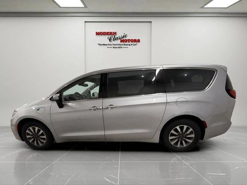 Used 2023 Chrysler Pacifica Touring-L FWD image 4