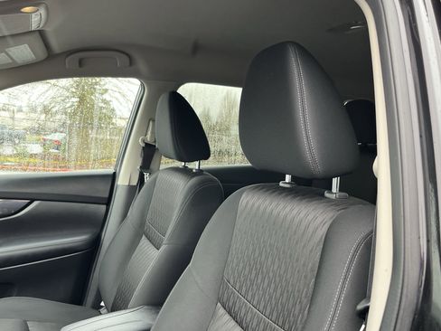 Used 2018 Nissan Rogue SV image 16