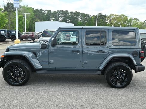 Used 2025 Jeep Wrangler Sahara image 9
