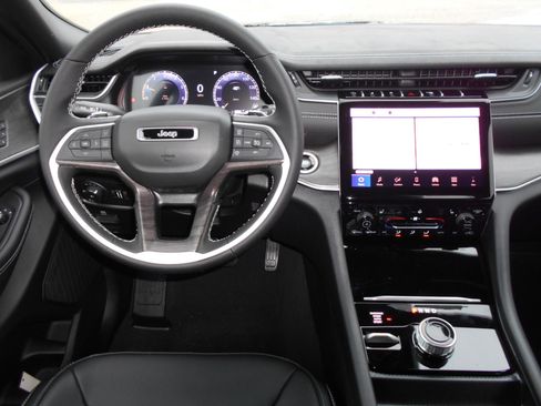 New 2025 Jeep Grand Cherokee Limited w/ Black Appearance Package AWD/4WD image 4