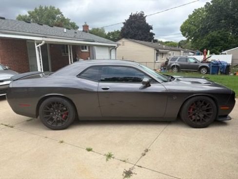 Used 2016 Dodge Challenger SRT Hellcat RWD image 4