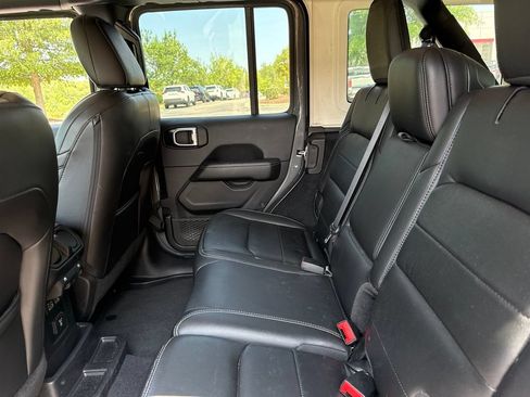 Used 2019 Jeep Wrangler Unlimited Sahara AWD/4WD image 10
