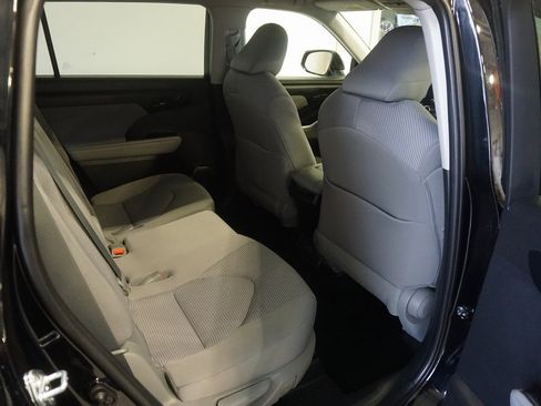 Used 2023 Toyota Highlander L image 21