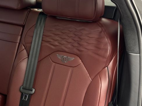 Used 2025 Bentley Bentayga image 27