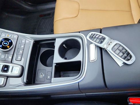 Used 2022 Hyundai Santa Fe Calligraphy image 32