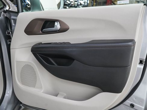 Used 2018 Chrysler Pacifica Touring-L FWD image 9
