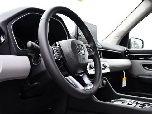 New 2025 Honda Pilot Touring image 13