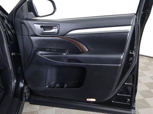 Used 2019 Toyota Highlander XLE AWD/4WD image 26
