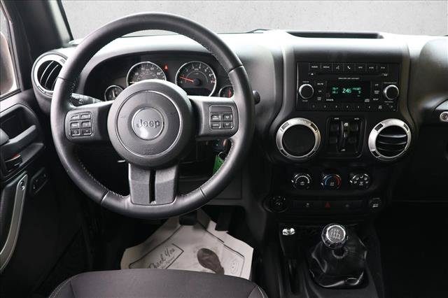 Used 2016 Jeep Wrangler Unlimited Sahara w/ Connectivity Group AWD/4WD image 23