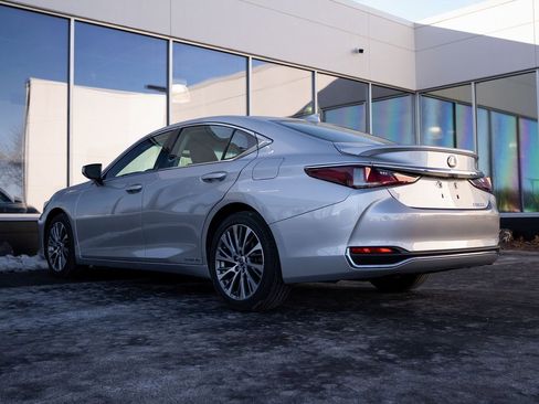 Used 2020 Lexus ES 300h w/ Premium Package image 4