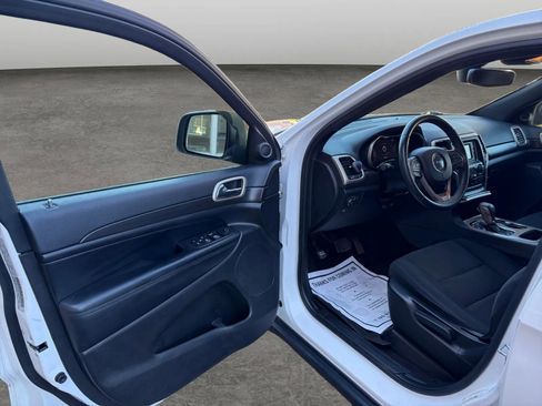 Used 2017 Jeep Grand Cherokee Laredo image 9