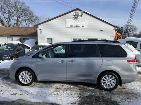 Used 2011 Toyota Sienna XLE image 2