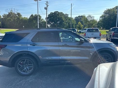 Used 2025 Ford Explorer ST-Line w/ Premium Package AWD/4WD image 2
