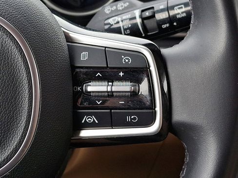 Used 2024 Kia Carnival LX image 21