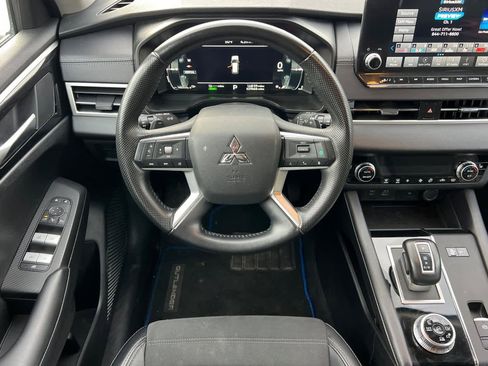 Used 2024 Mitsubishi Outlander SE image 14