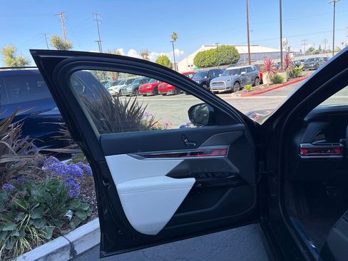 Used 2026 BMW i7 xDrive60 w/ M Sport Package RWD image 12