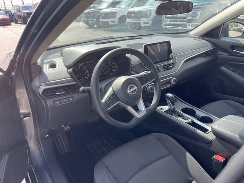 Used 2025 Nissan Altima 2.5 SV FWD image 11
