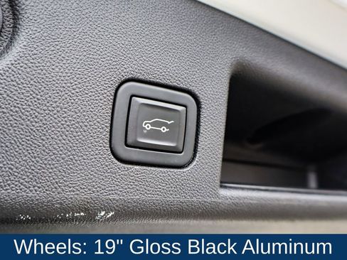 Used 2021 Chevrolet Equinox LT image 36