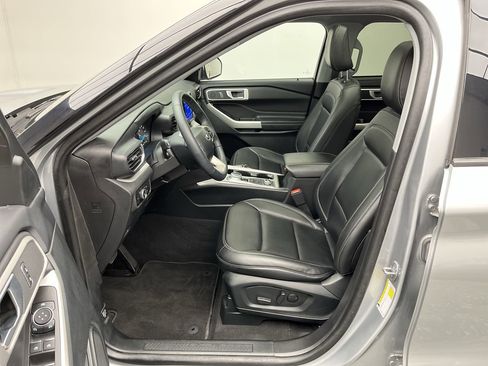 Used 2023 Ford Explorer XLT w/ Equipment Group 202A image 3
