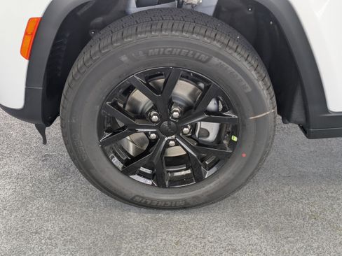 New 2026 Jeep Grand Cherokee Altitude image 11