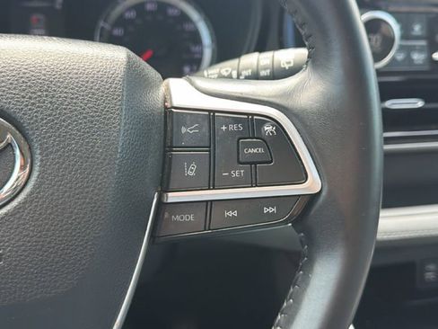 Used 2022 Toyota Highlander LE FWD image 27