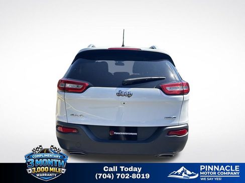 Used 2017 Jeep Cherokee Latitude AWD/4WD image 6