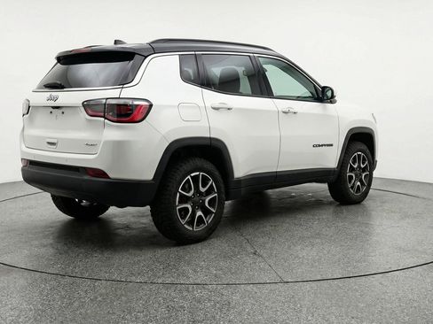 Used 2025 Jeep Compass Trailhawk image 7