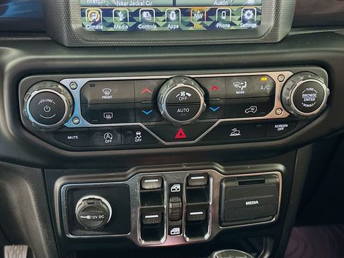 Used 2021 Jeep Wrangler Unlimited Sahara AWD/4WD image 16