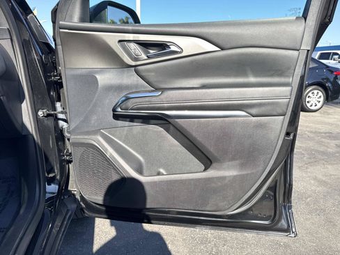 Used 2025 Chevrolet Traverse LT FWD image 32