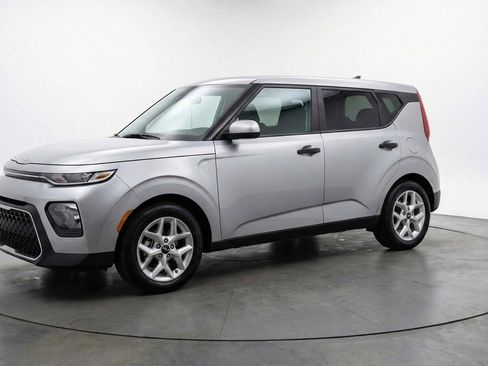 Used 2025 Kia Soul LX w/ LX Technology Package image 3