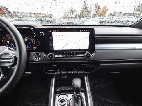 Used 2024 Chevrolet Colorado LT w/ LT Convenience Package image 18