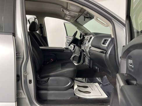 Used 2017 Nissan Titan SV image 38