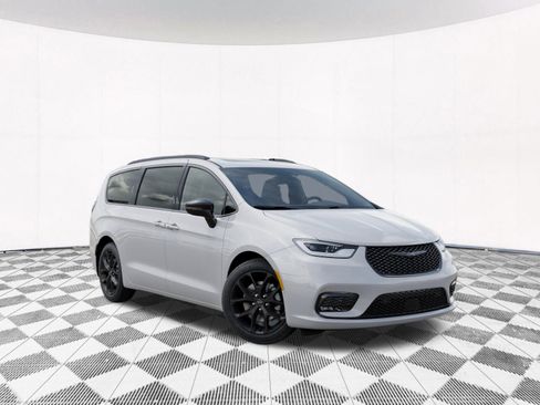 New 2026 Chrysler Pacifica Limited image 7