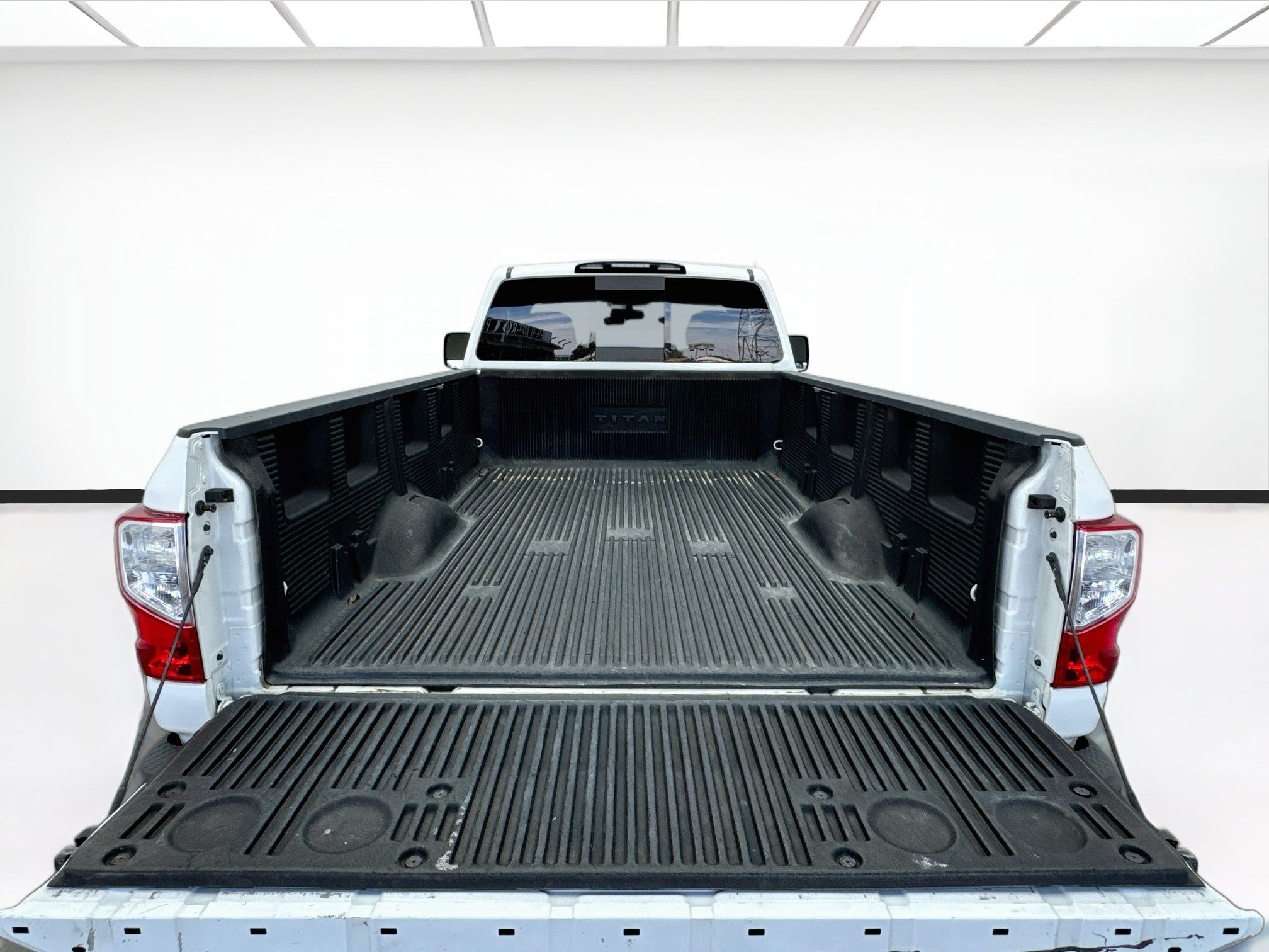 Used 2017 Nissan Titan SV RWD image 15
