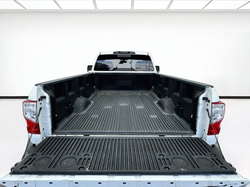 Used 2017 Nissan Titan SV RWD image 15