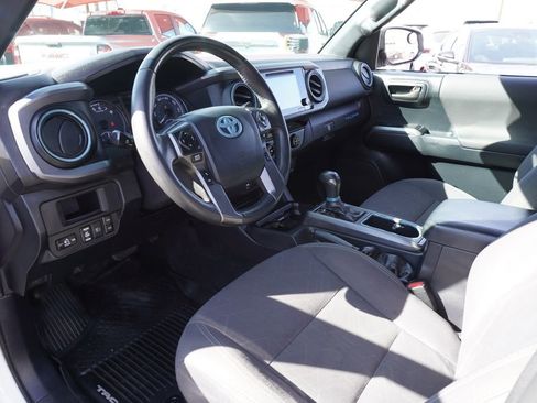 Used 2018 Toyota Tacoma TRD Off-Road w/ Technology Package image 17