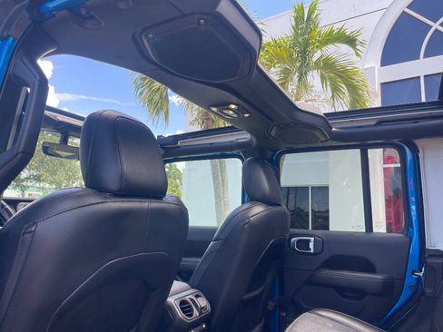 Used 2022 Jeep Wrangler Unlimited Sahara AWD/4WD image 14