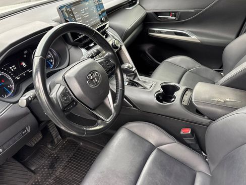 Used 2022 Toyota Venza XLE image 9