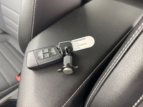 Used 2025 Volkswagen Jetta SE image 28