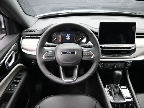 Used 2025 Jeep Compass Limited image 22
